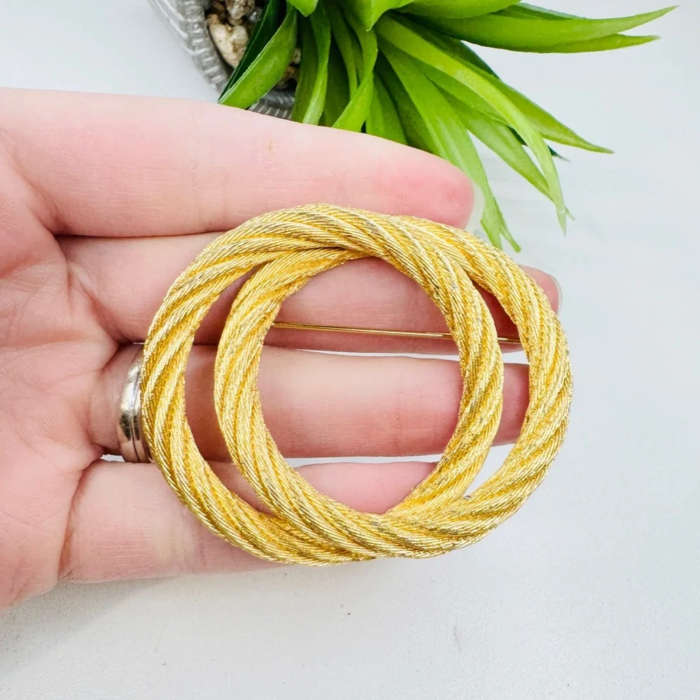 Vintage 80s Christian Dior Retro Gold Tone Double Circle Twisted Rope Brooch Pin